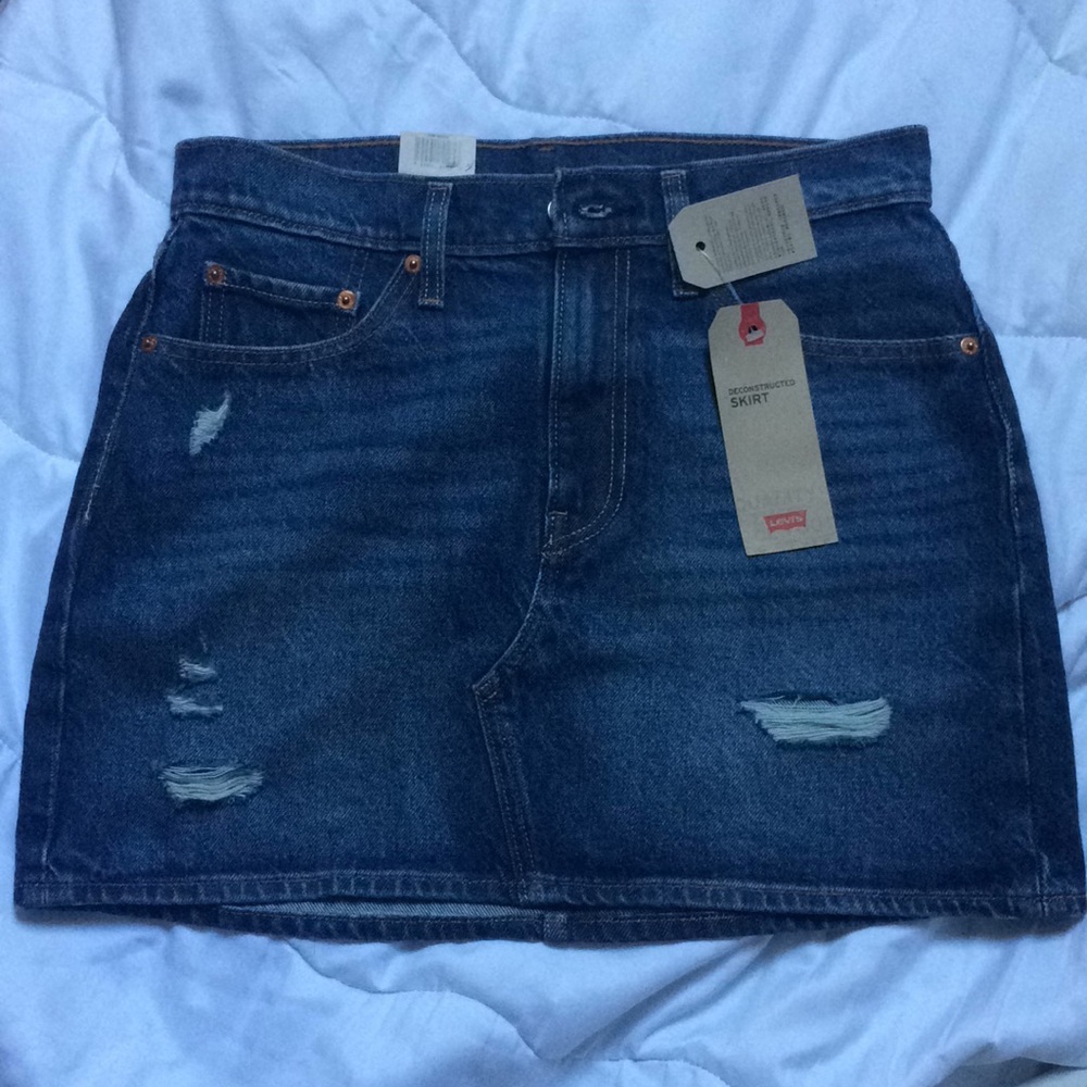 NEVER WORN- Levi’s distressed jean skirt